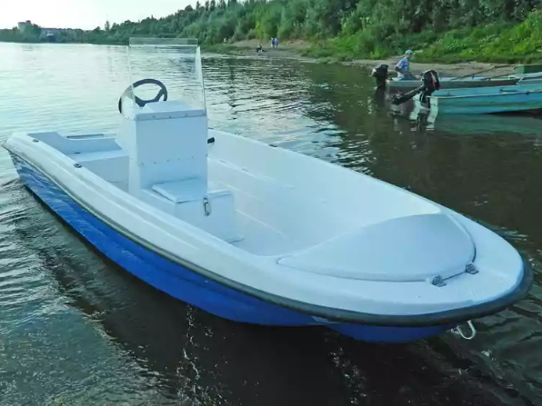 Стеклопластиковая лодка Пингвин с консолью (тримаран) в Рубцовске