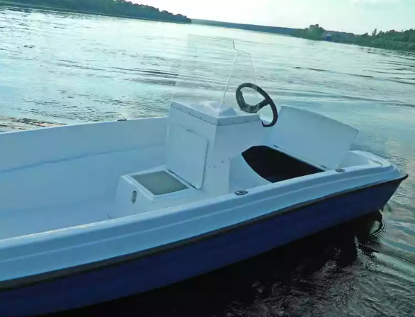 Стеклопластиковая лодка Пингвин с консолью (тримаран) в Рубцовске