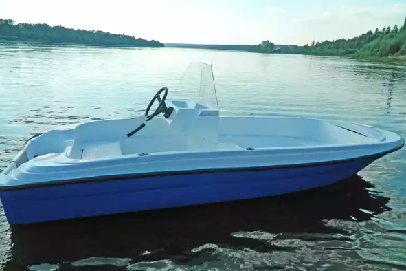 Стеклопластиковая лодка Пингвин с консолью (тримаран) в Рубцовске