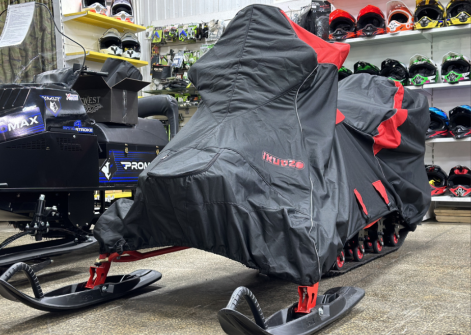 Чехол транспорт. снегохода IKUDZO HUNTER черно-красный Оксфорд ПРЕМИУМ качества с лого IKUDZO в Рубцовске