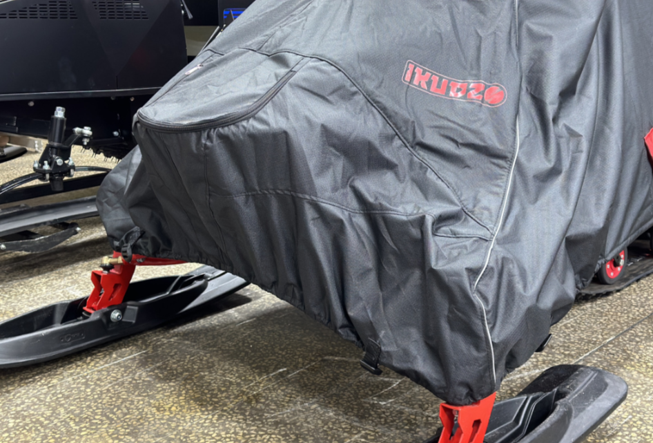 Чехол транспорт. снегохода IKUDZO HUNTER черно-красный Оксфорд ПРЕМИУМ качества с лого IKUDZO в Рубцовске