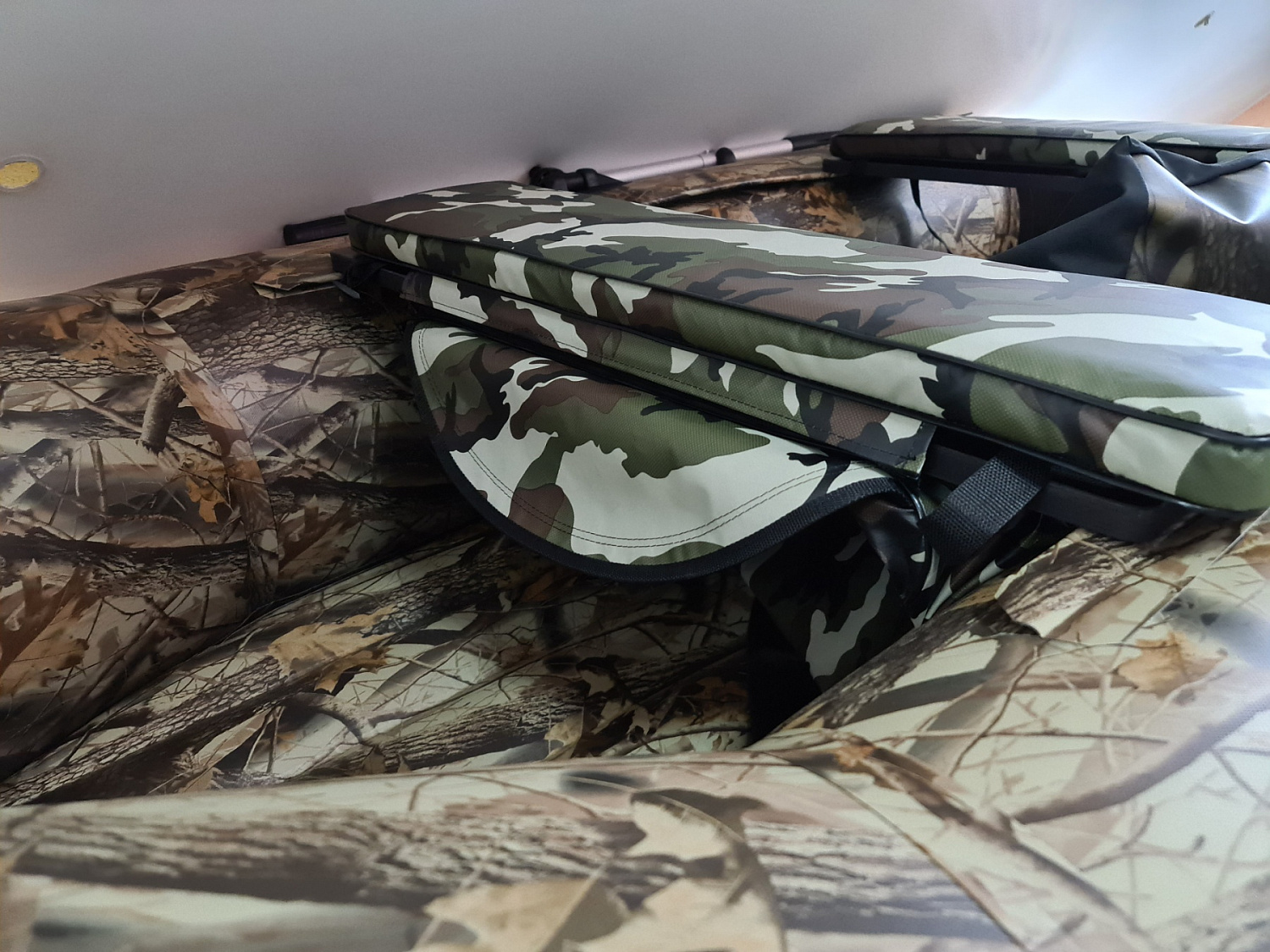 КОМПЛЕКТ МЯГКИХ НАКЛАДОК С СУМКОЙ ДЛЯ ЛОДОК 105Х20 КАМУФЛЯЖ в Рубцовске